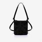 
                             Зручна сумочка невеликого розміру від української торгової марки "LucheRino". Модель виготовлена з шкірзамінника та натурального замшу. Одне відділення з внутрішніми кишенями для мобільного телефону, дрібниць та один на застібці. Одна коротка та довга ручки, які повністю знімаються.